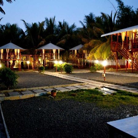 Oyo 81018 Moonlight Farm Stays Solapur Exteriör bild