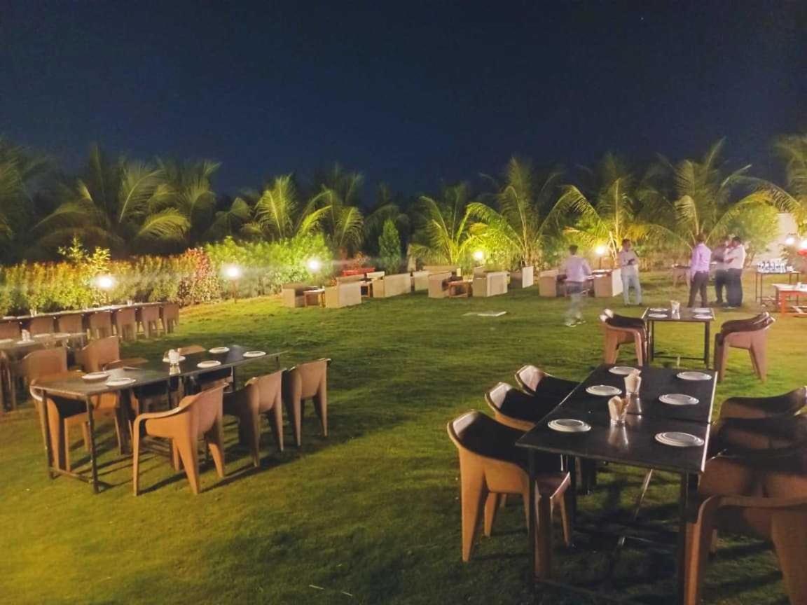 Oyo 81018 Moonlight Farm Stays Solapur Exteriör bild