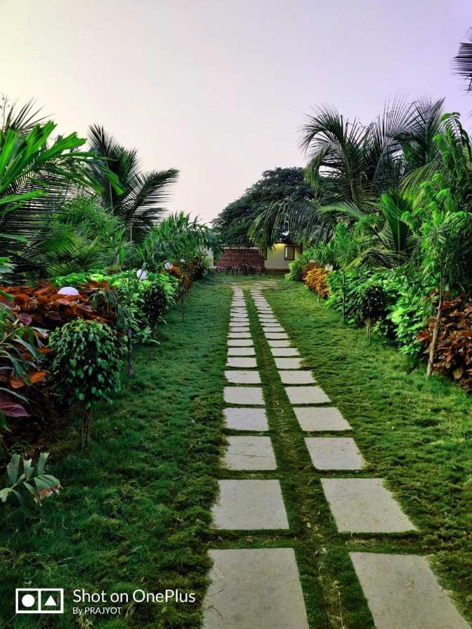 Oyo 81018 Moonlight Farm Stays Solapur Exteriör bild